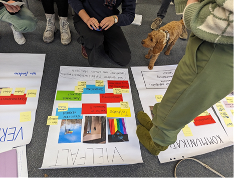 Ein Bild, das Schuhwerk, Kleidung, Hund, Hose enthält.Automatisch generierte Beschreibung